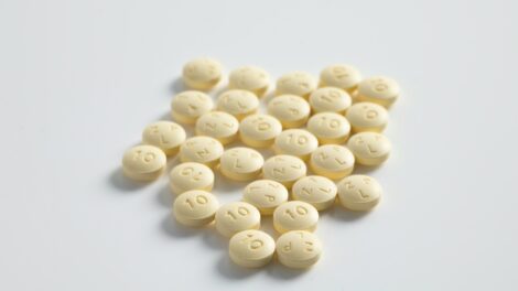 Keltaisia pillereitä pöydällä