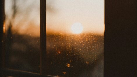 Auringonsäteet ikkunasta