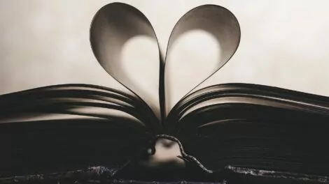 Kirja, jonka sivuista on muodostettu sydän.